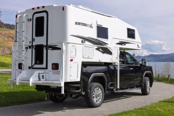 2025 NORTHERN LITE 8'11 WET BATH SPORTSMAN PLUS TRUCK CAMPER