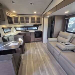 2026 Cougar 23MLE w/ Auto Leveling & Solar Discover Package