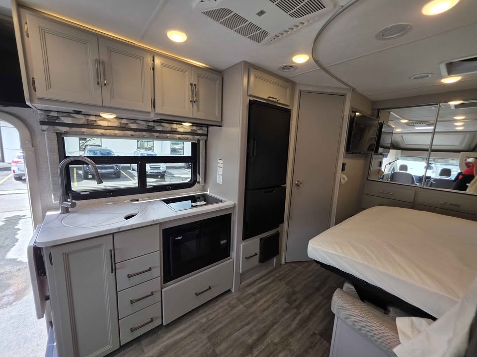 2024 Thor Compass 23TW AWD $125,294 +dmv - Image 9