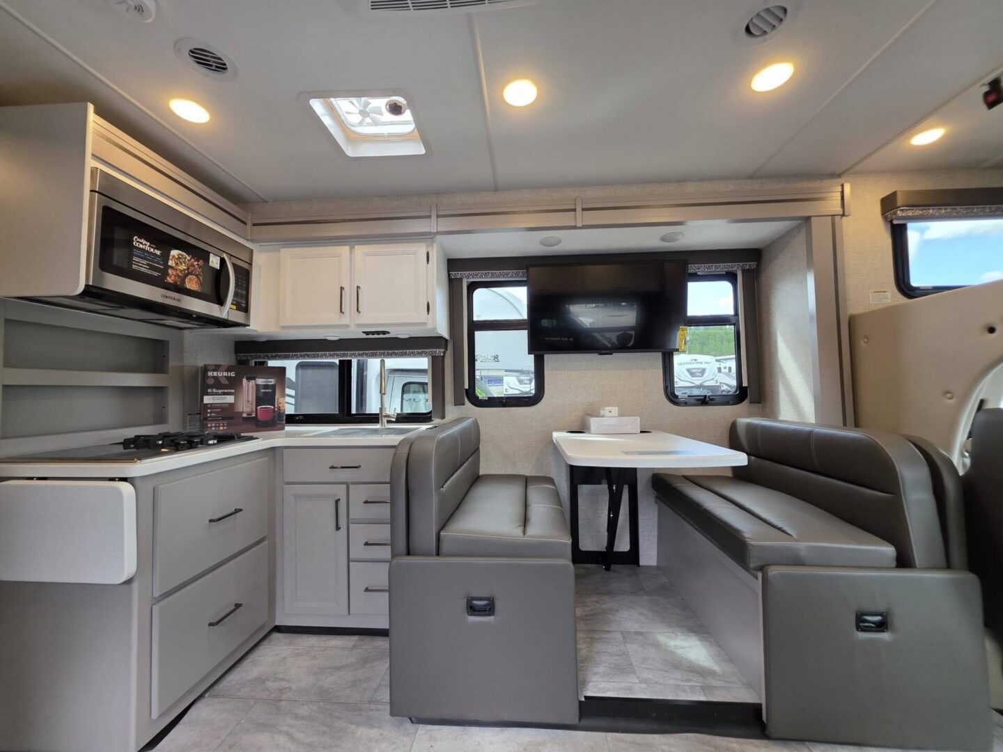 2025 Thor Quantum KW29 V8 $145,294 +dmv - Image 5