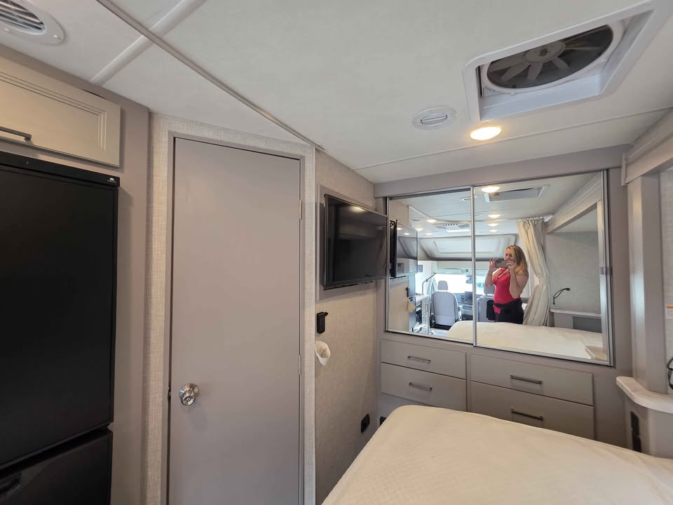 2024 Thor Compass 23TW AWD $125,294 +dmv - Image 8