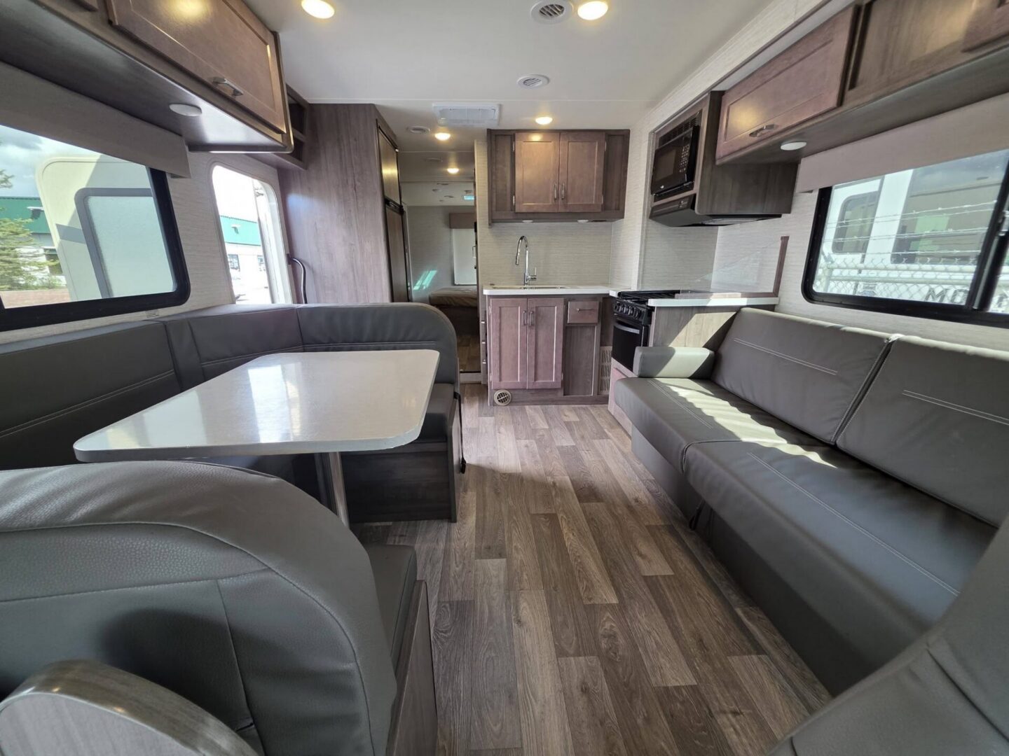 2023 Winnebago Minnie Winnie 31H $95,294 +dmv - Image 5