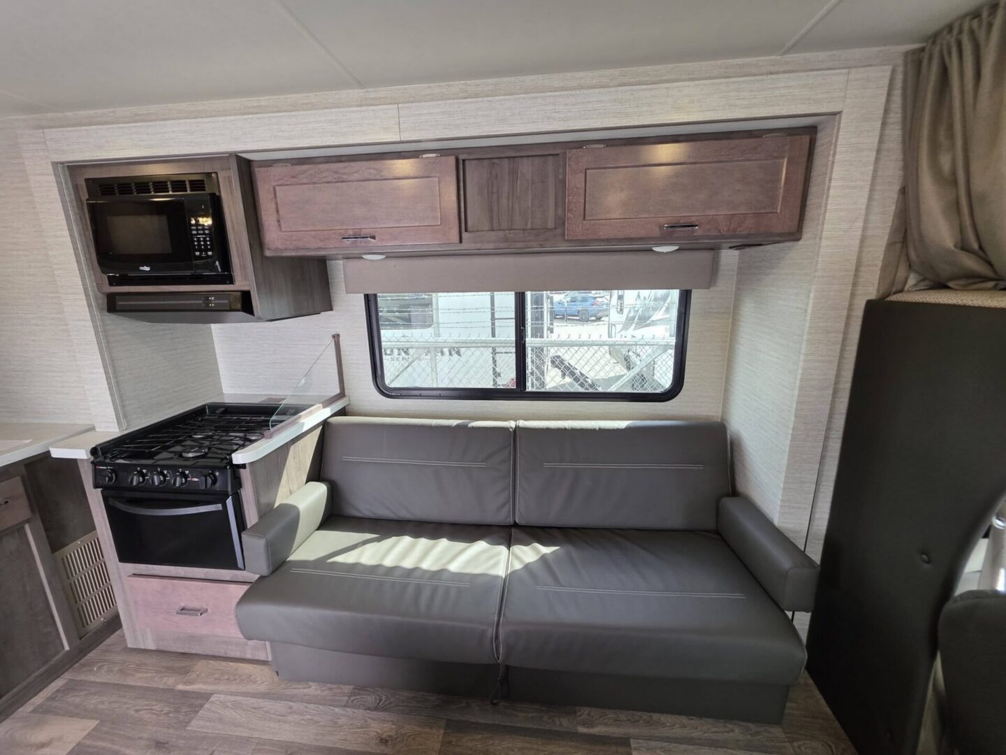2023 Winnebago Minnie Winnie 31H $95,294 +dmv - Image 9