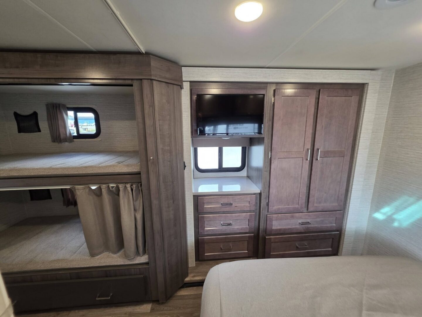 2023 Winnebago Minnie Winnie 31H $95,294 +dmv - Image 8