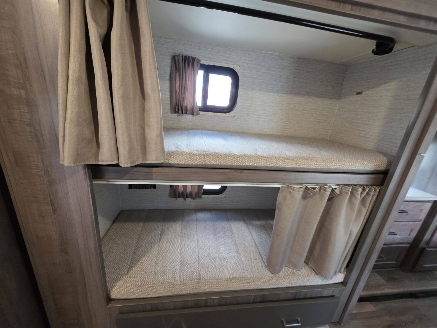 2023 Winnebago Minnie Winnie 31H $95,294 +dmv - Image 2