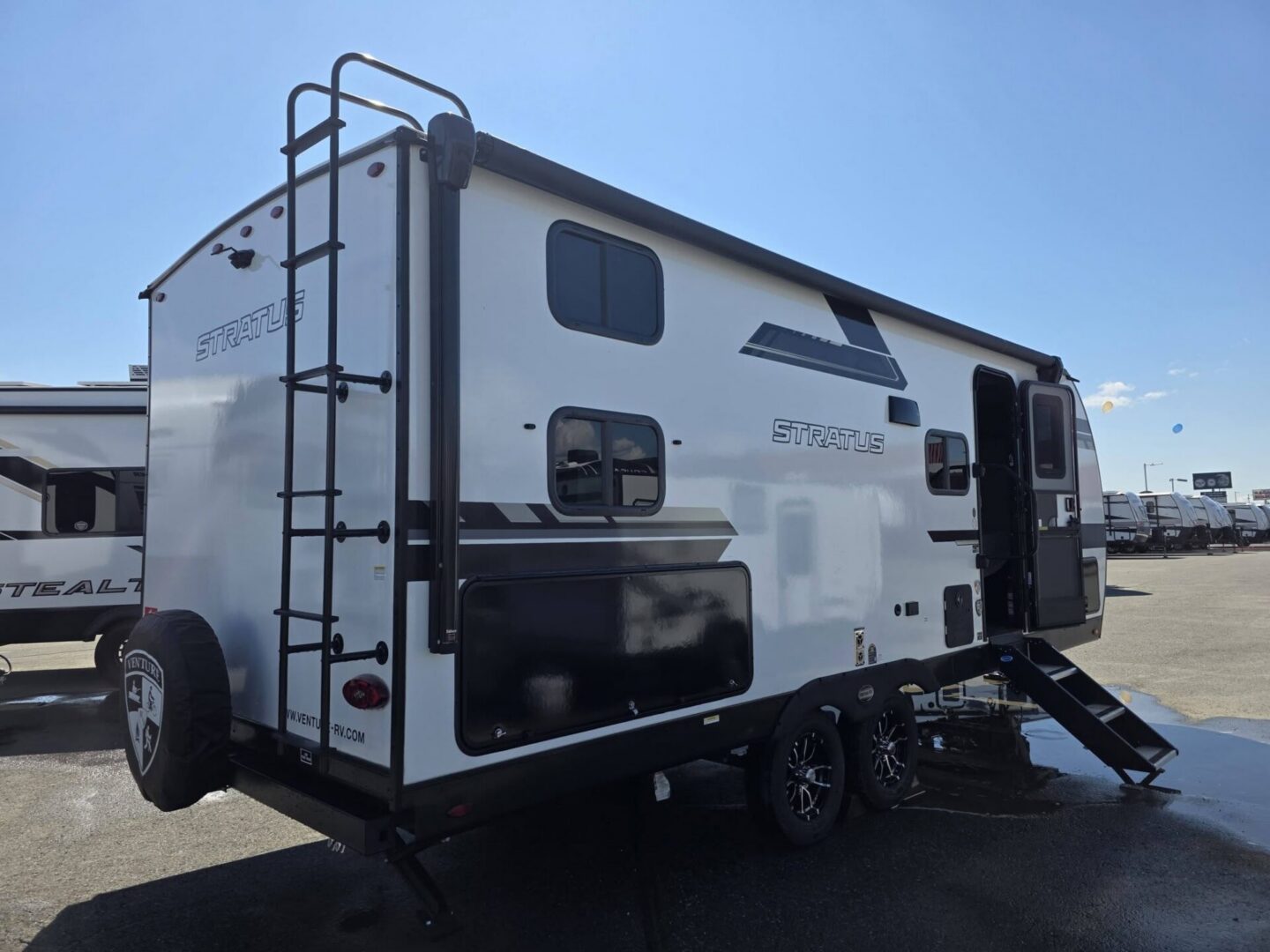 2025 Stratus 211VBH Like New! $42,294 + dmv