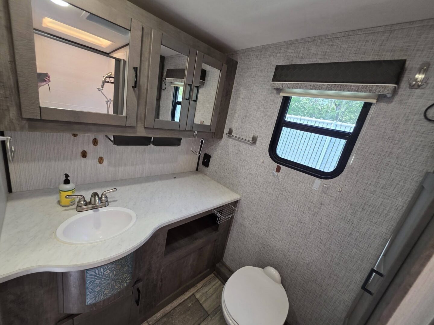 2020 North Trail 22CRB $30,294+dmv - Image 10