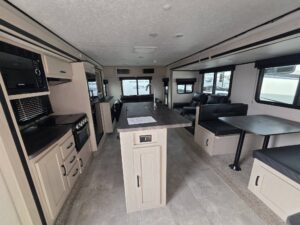 2021 Apex 293RLDS $35,294 +dmv