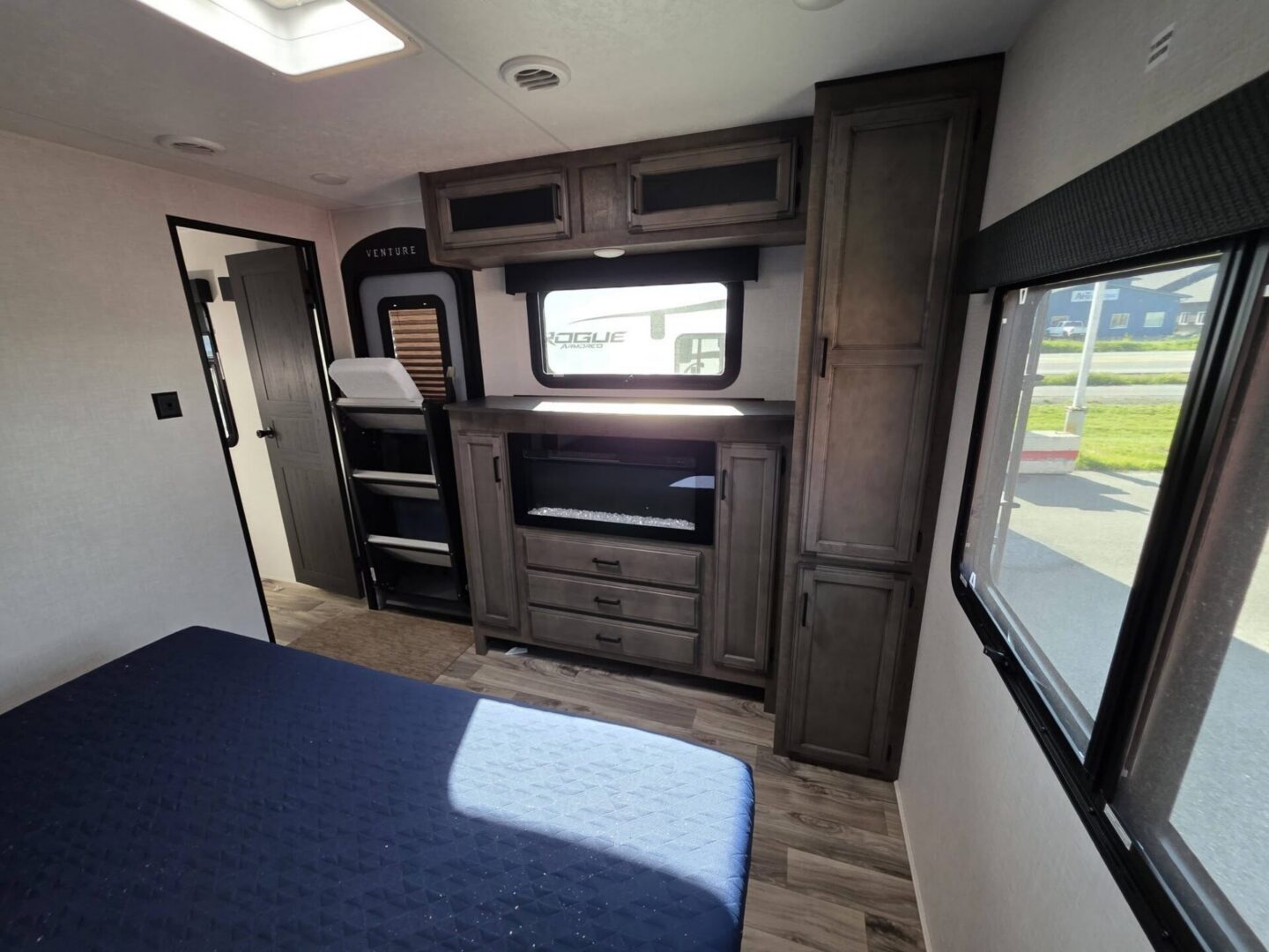 2024 Sport Trek Touring 333VFK & 4500 Cummings Generator incuded $59,995 +dmv - Image 8
